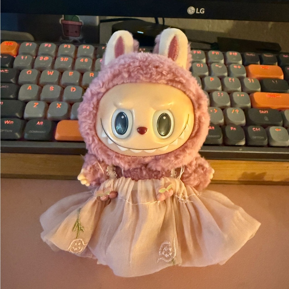 Labubu clothes (pink cherry)
